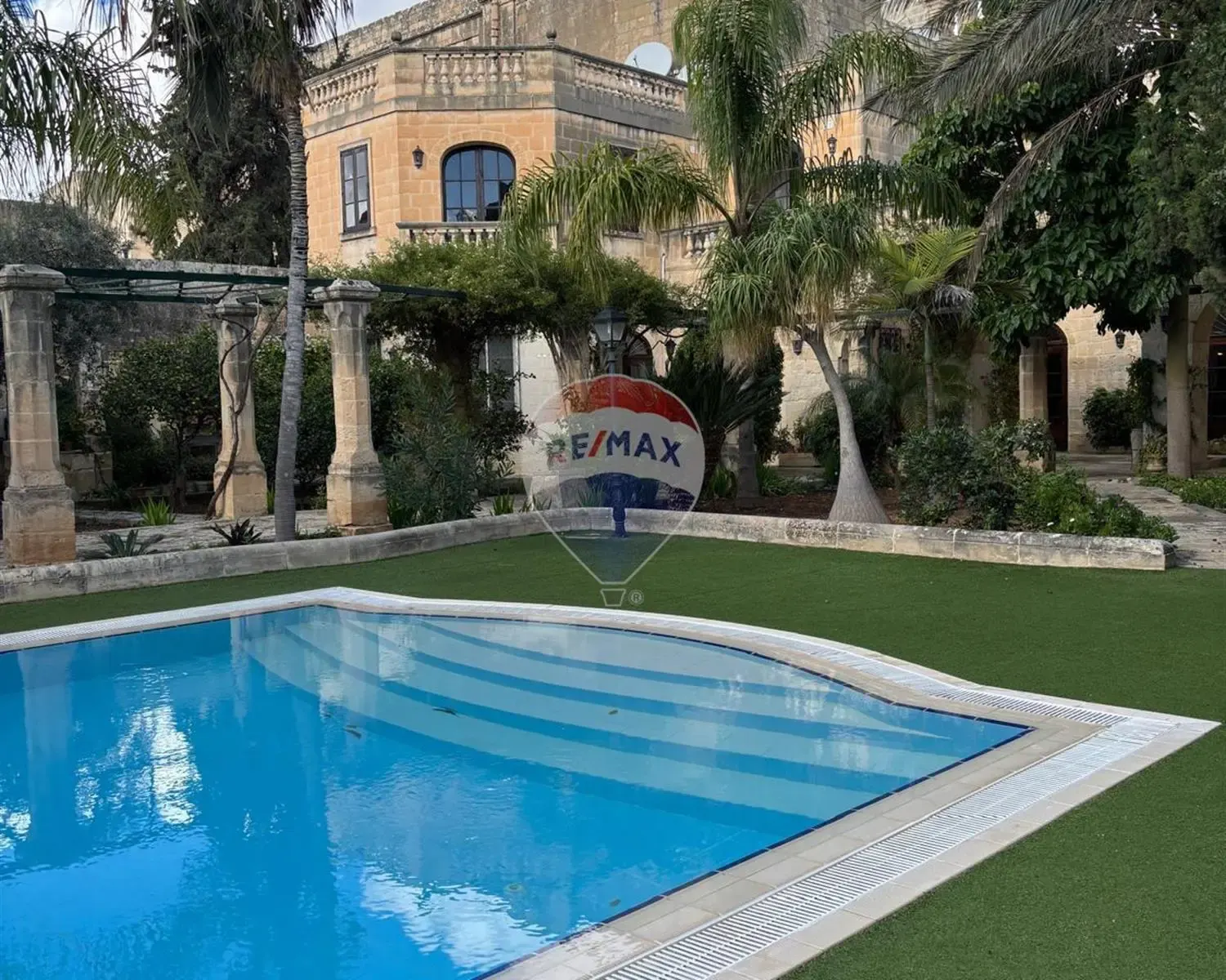 Townhouse with Pool — photo 1