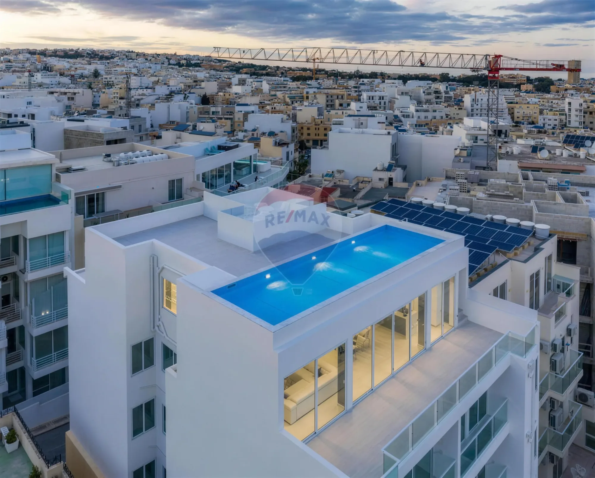 Penthouse with rooftop pool — photo 1